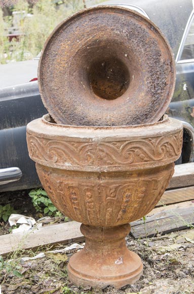 Paire de vases couverts d'époque Louis XVI, en fonte-3