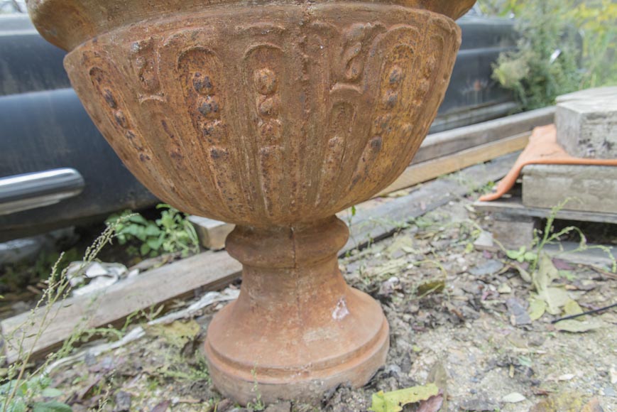 Paire de vases couverts d'époque Louis XVI, en fonte-5