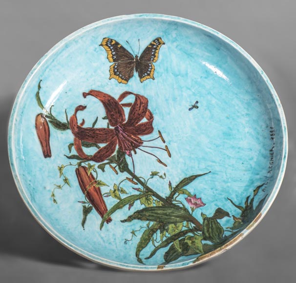 Théodore DECK (céramiste) et Anthony Ludovic REGNIER (peintre) - Plat en céramique émaillée à décor de lis tigré et papillon sur fond bleu-0