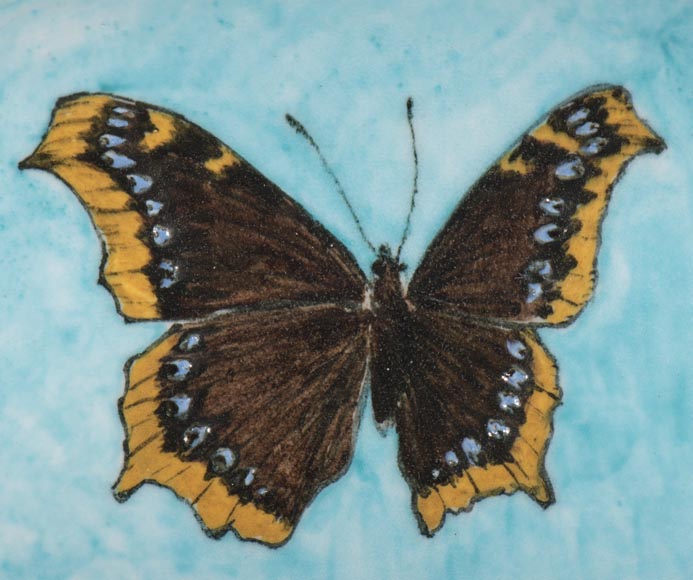 Théodore DECK (céramiste) et Anthony Ludovic REGNIER (peintre) - Plat en céramique émaillée à décor de lis tigré et papillon sur fond bleu-1