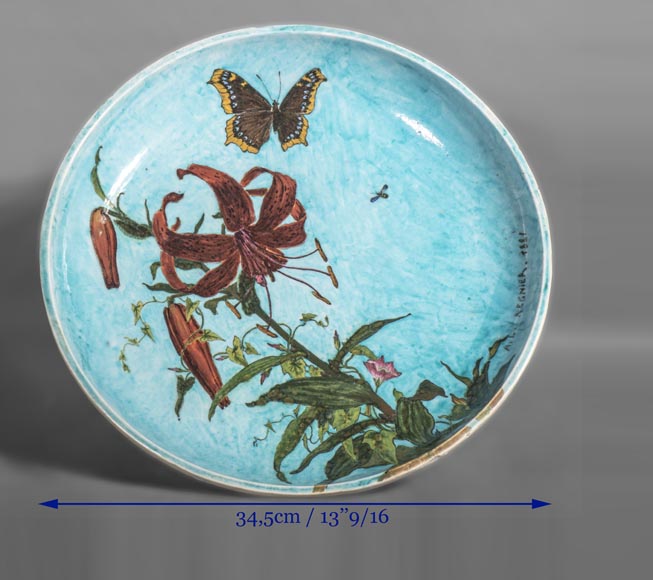 Théodore DECK (céramiste) et Anthony Ludovic REGNIER (peintre) - Plat en céramique émaillée à décor de lis tigré et papillon sur fond bleu-8