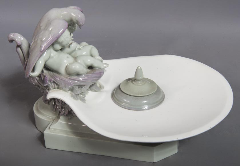 Manufacture de SEVRES - Encrier en porcelaine à décor de putti protégés par une colombe-0