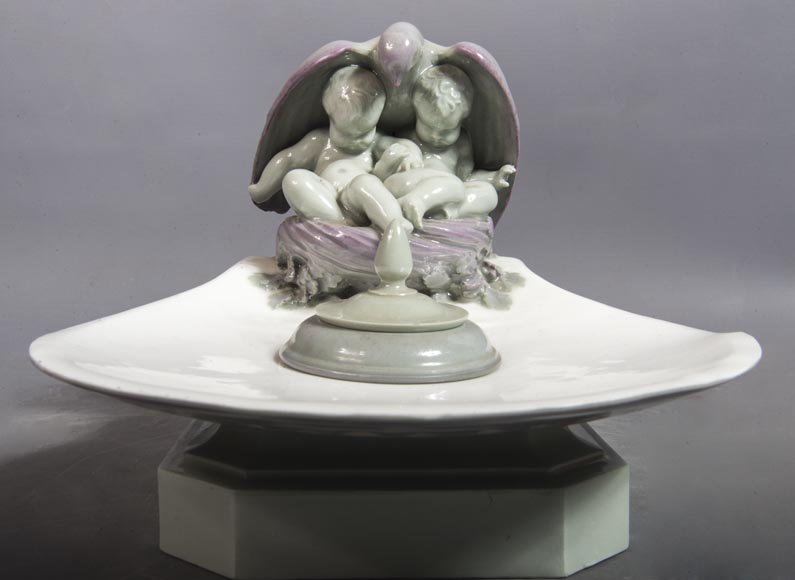 Manufacture de SEVRES - Encrier en porcelaine à décor de putti protégés par une colombe-2