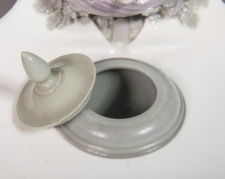 Manufacture de SEVRES - Encrier en porcelaine à décor de putti protégés par une colombe-4