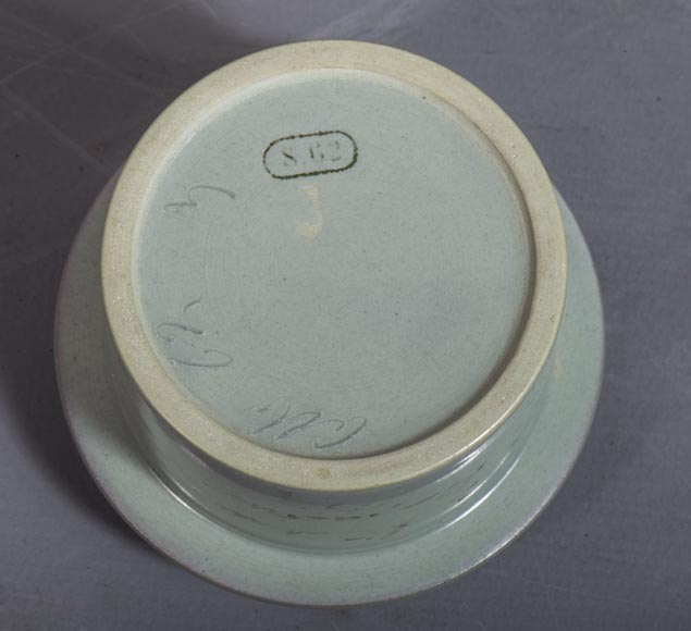 Manufacture de SEVRES - Encrier en porcelaine à décor de putti protégés par une colombe-7