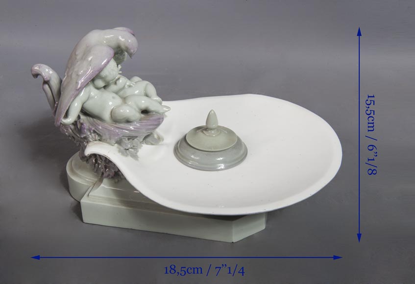Manufacture de SEVRES - Encrier en porcelaine à décor de putti protégés par une colombe-8