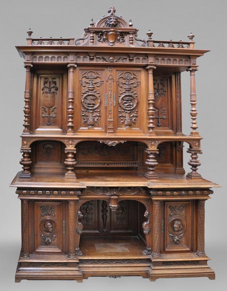 Grand buffet de style Néo-Renaissance en noyer sculpté aux emblèmes de Louis XII et François Ier-0