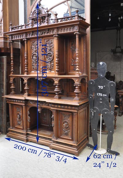 Grand buffet de style Néo-Renaissance en noyer sculpté aux emblèmes de Louis XII et François Ier-12