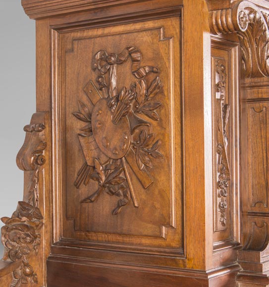 Petit cabinet en noyer mouluré et sculpté à décor de plaques émaillées-5