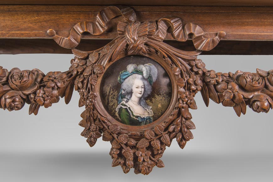 Petit cabinet en noyer mouluré et sculpté à décor de plaques émaillées-8