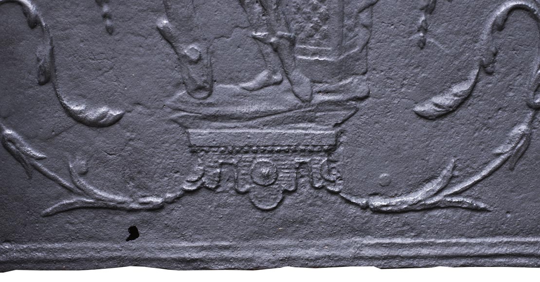 Plaque de cheminée ancienne à décor de soldat en armure-4