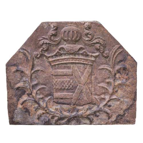 Plaque de cheminée du XVIIe siècle, à décor d'un haume de chevalier