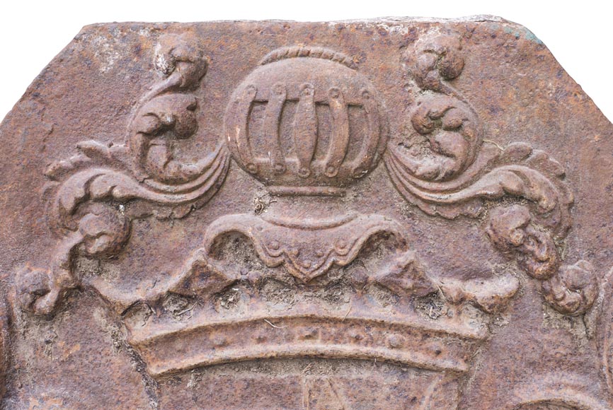 Plaque de cheminée du XVIIe siècle, à décor d'un haume de chevalier-1