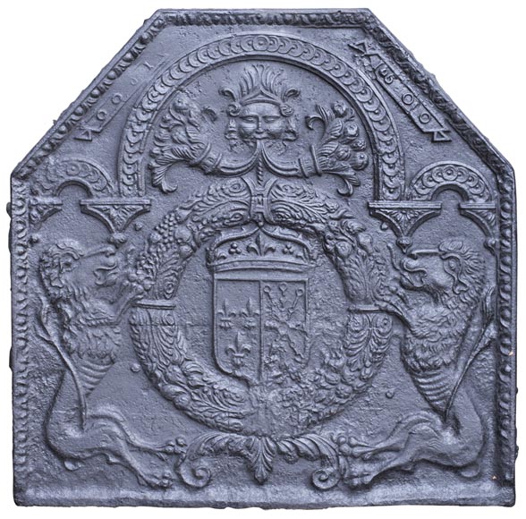 Plaque de cheminée du XVIIIe siècle aux Armes de France et aux lions-0