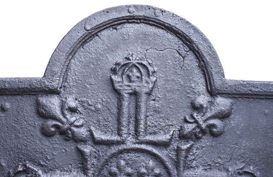 Plaque De Cheminée Aux Armes De France Encadré Par Deux Anges Soufflant Dans Des Trompettes Xviiie Siecle 14403