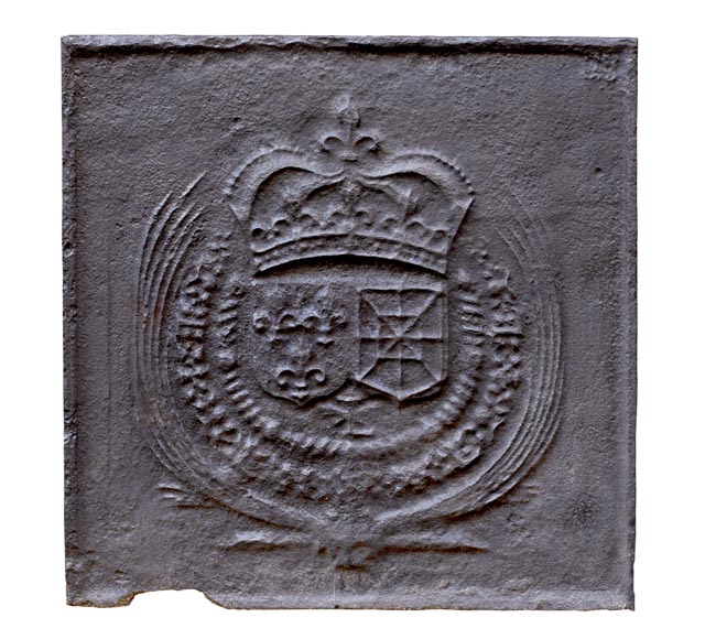 Plaque de cheminée du XVIIIe aux Armes de France et de Navarre-0