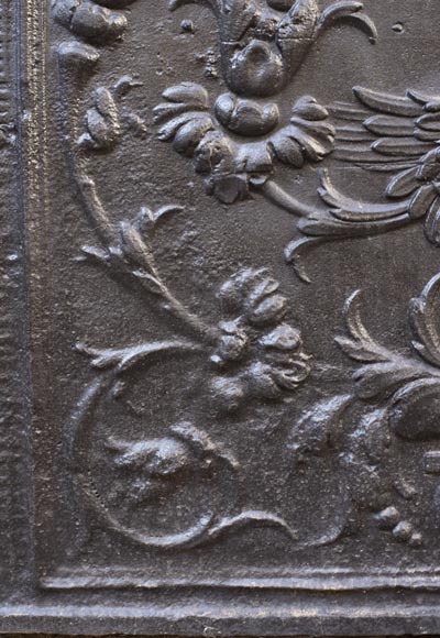 Plaque de cheminée du XVIIIe à décor de phénix parmi des fleurs et rinceaux-4