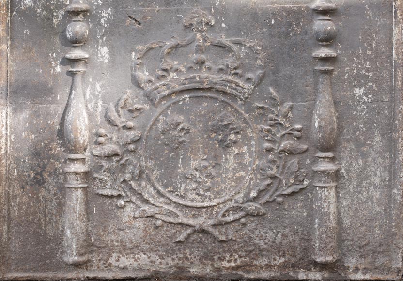 Grande plaque de cheminée du XVIIIe aux Armes de France datée 1746-3