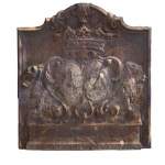 Ancienne plaque de cheminée du XVIIIe, aux armoiries et lions assis