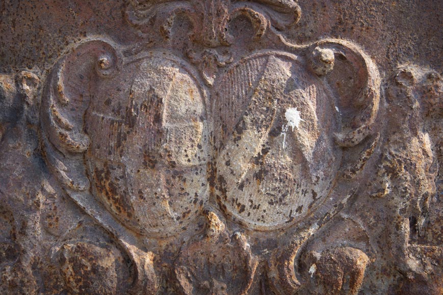 Ancienne plaque de cheminée du XVIIIe, aux armoiries et lions assis-2