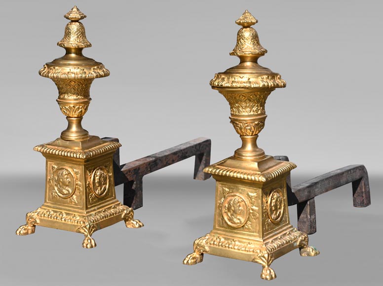Paire de chenets de style Louis XIV en bronze doré décorés de profils-4