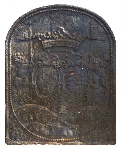 Plaque de cheminée ancienne à décor d'armoiries et de lions porte-drapeau-0