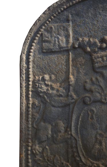Plaque de cheminée ancienne à décor d'armoiries et de lions porte-drapeau-1