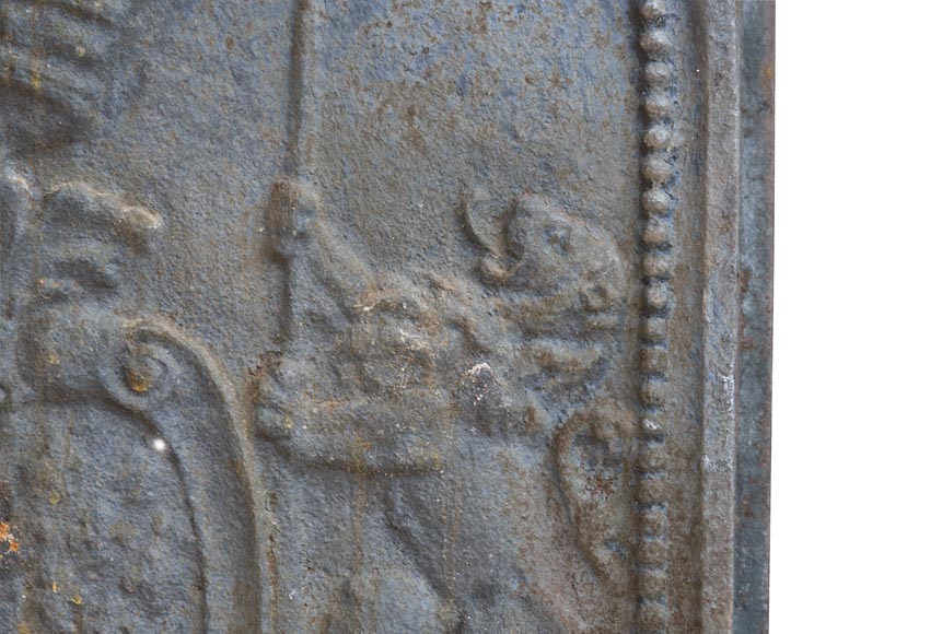 Plaque de cheminée ancienne à décor d'armoiries et de lions porte-drapeau-2