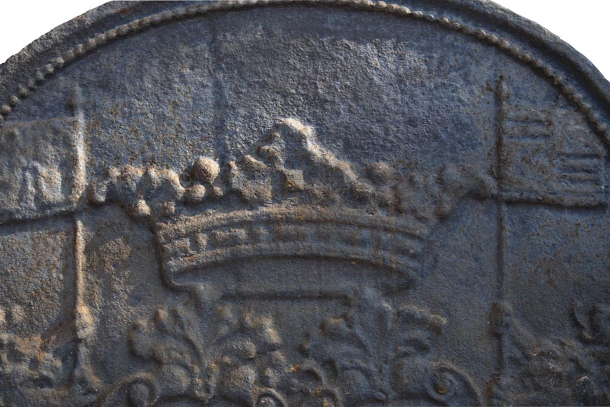 Plaque de cheminée ancienne à décor d'armoiries et de lions porte-drapeau-4