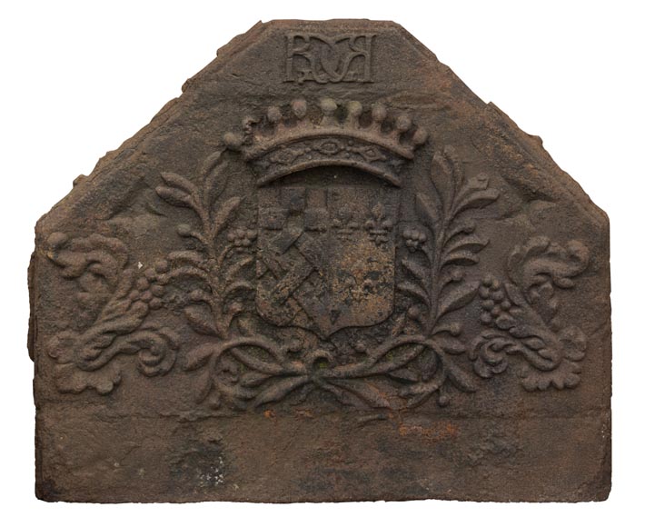 Plaque de cheminée du XVIIe aux armes d'alliance de René du Matz et de Gilonne de la Marzelière-0
