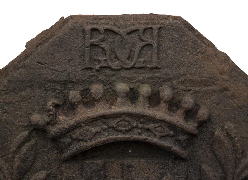 Plaque de cheminée du XVIIe aux armes d'alliance de René du Matz et de Gilonne de la Marzelière-2