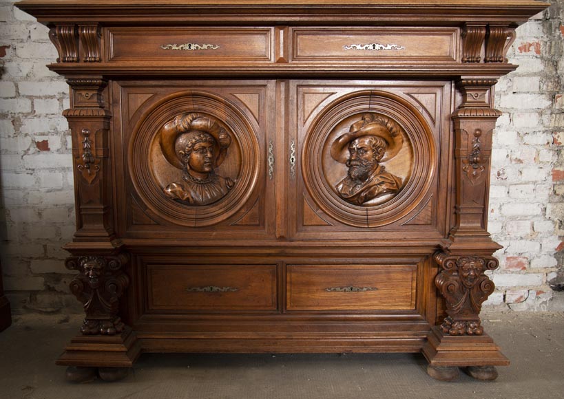 Buffet de style Néo-Renaissance en noyer sculpté à décor de portraits dans des médaillons-5