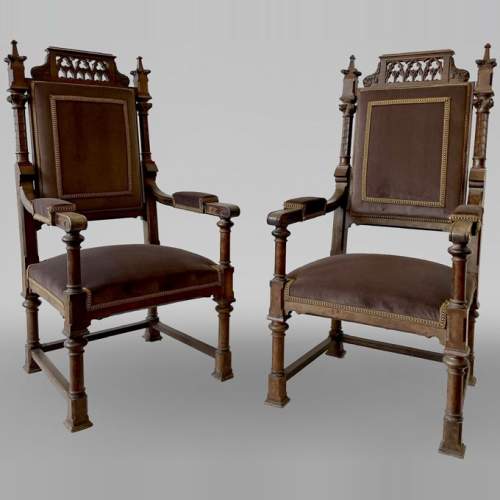 Paire de fauteuils Néo-Gothiques en noyer, XIXe siècle