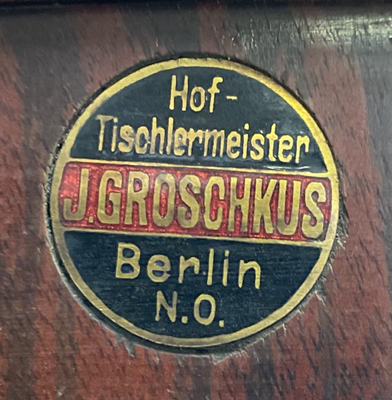 JULIUS GROSCHKUS (actif dans la seconde moitié du XIXe siècle), Horloge de parquet en acajou à décor exotique-11