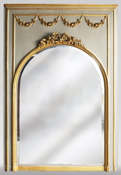 Trumeau ancien doré de style Louis XVI, animé de guirlandes de fleurs-0
