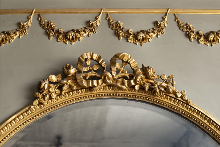 Trumeau ancien doré de style Louis XVI, animé de guirlandes de fleurs-1