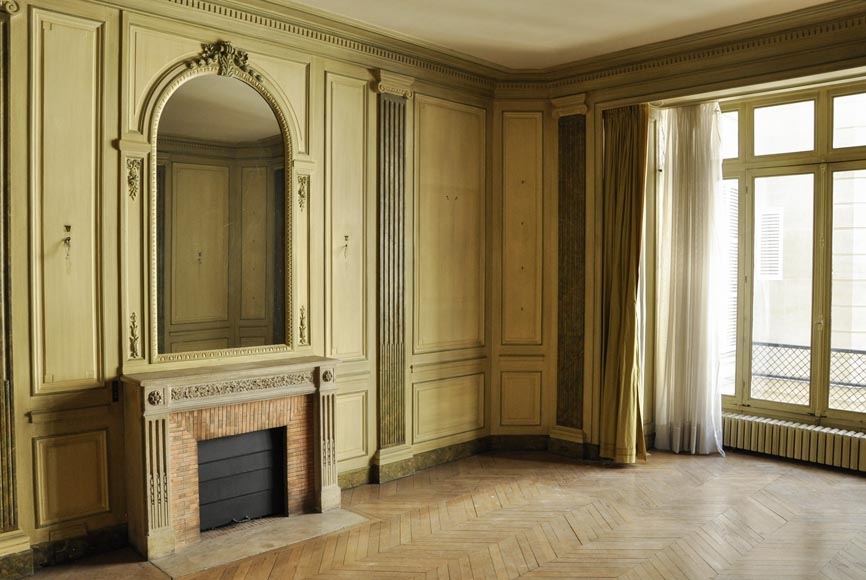 Belle pièce de boiserie de style Louis XVI avec sa cheminée en pierre et une huile sur toile représentant une marine-3