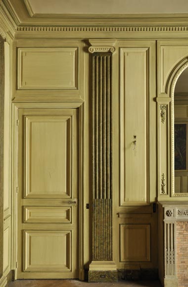 Belle pièce de boiserie de style Louis XVI avec sa cheminée en pierre et une huile sur toile représentant une marine-4