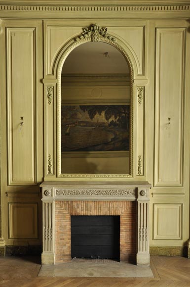 Belle pièce de boiserie de style Louis XVI avec sa cheminée en pierre et une huile sur toile représentant une marine-5