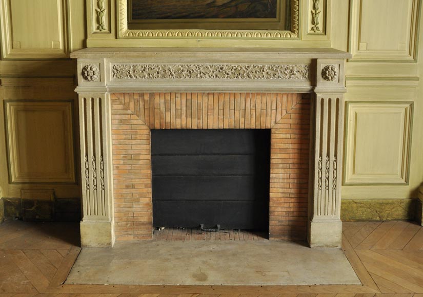 Belle pièce de boiserie de style Louis XVI avec sa cheminée en pierre et une huile sur toile représentant une marine-6