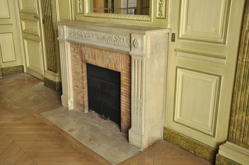 Belle pièce de boiserie de style Louis XVI avec sa cheminée en pierre et une huile sur toile représentant une marine-11