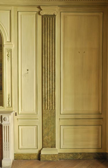 Belle pièce de boiserie de style Louis XVI avec sa cheminée en pierre et une huile sur toile représentant une marine-19