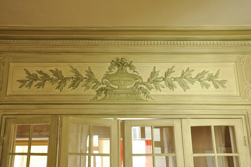 Belle pièce de boiserie de style Louis XVI avec sa cheminée en pierre et une huile sur toile représentant une marine-27