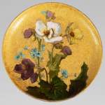 MANUFACTURE DE SÈVRES - WALTER:  Plat en céramique émaillée à décor de fleurs sur fond or