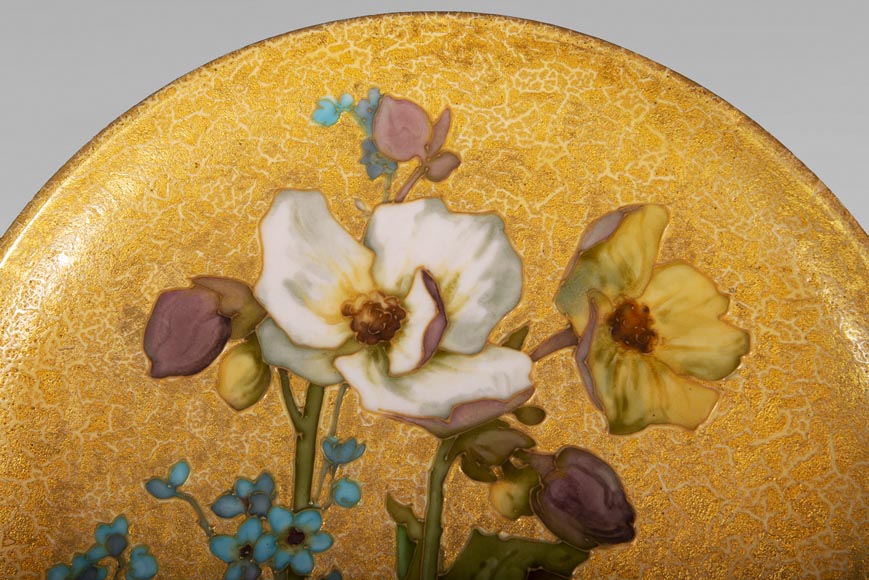 MANUFACTURE DE SÈVRES - WALTER:  Plat en céramique émaillée à décor de fleurs sur fond or-1