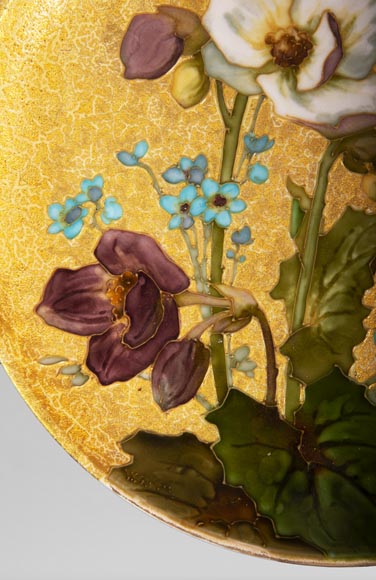 MANUFACTURE DE SÈVRES - WALTER:  Plat en céramique émaillée à décor de fleurs sur fond or-2