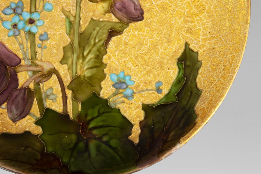 MANUFACTURE DE SÈVRES - WALTER:  Plat en céramique émaillée à décor de fleurs sur fond or-3