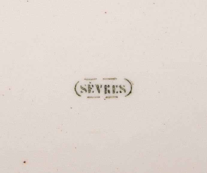 MANUFACTURE DE SÈVRES - WALTER:  Plat en céramique émaillée à décor de fleurs sur fond or-5