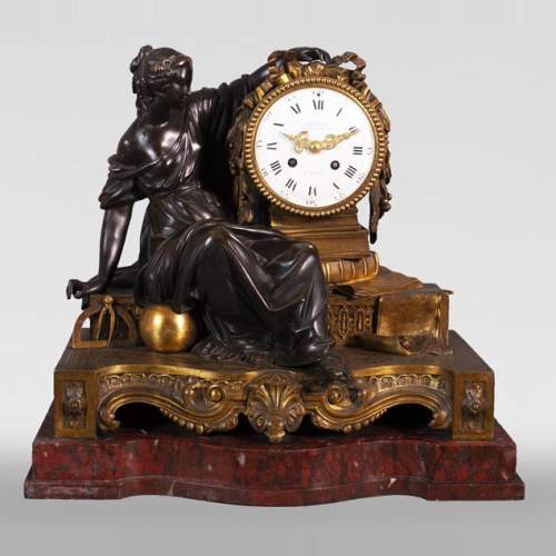Maison Denière - Pendule en bronze patiné et doré symbolisant Uranie
