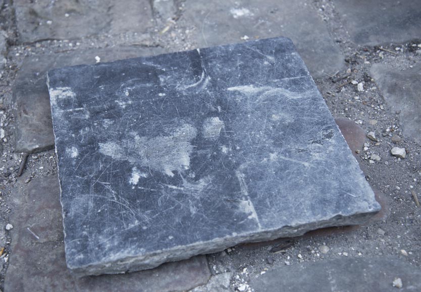 Sol ancien en marbre noir d'une surface de 5,5 m2-1